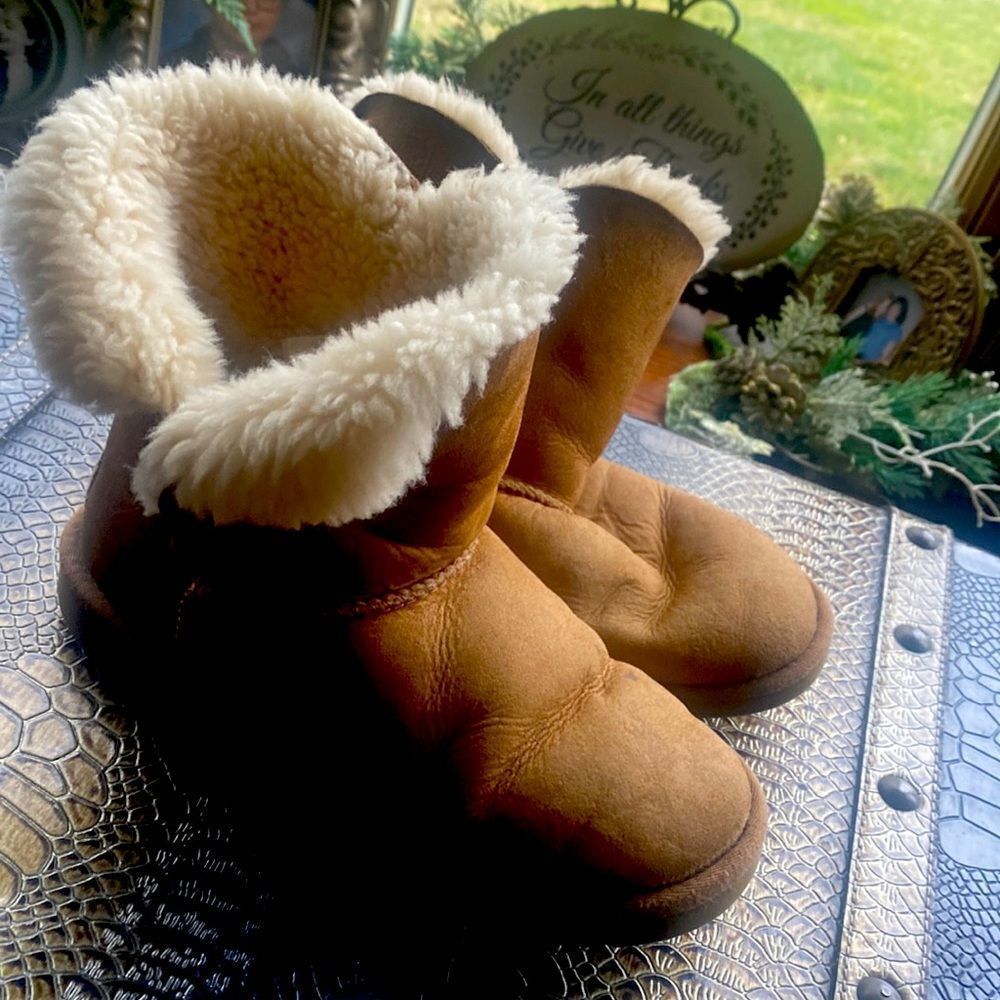 Kids UGGS Chestnut short boot